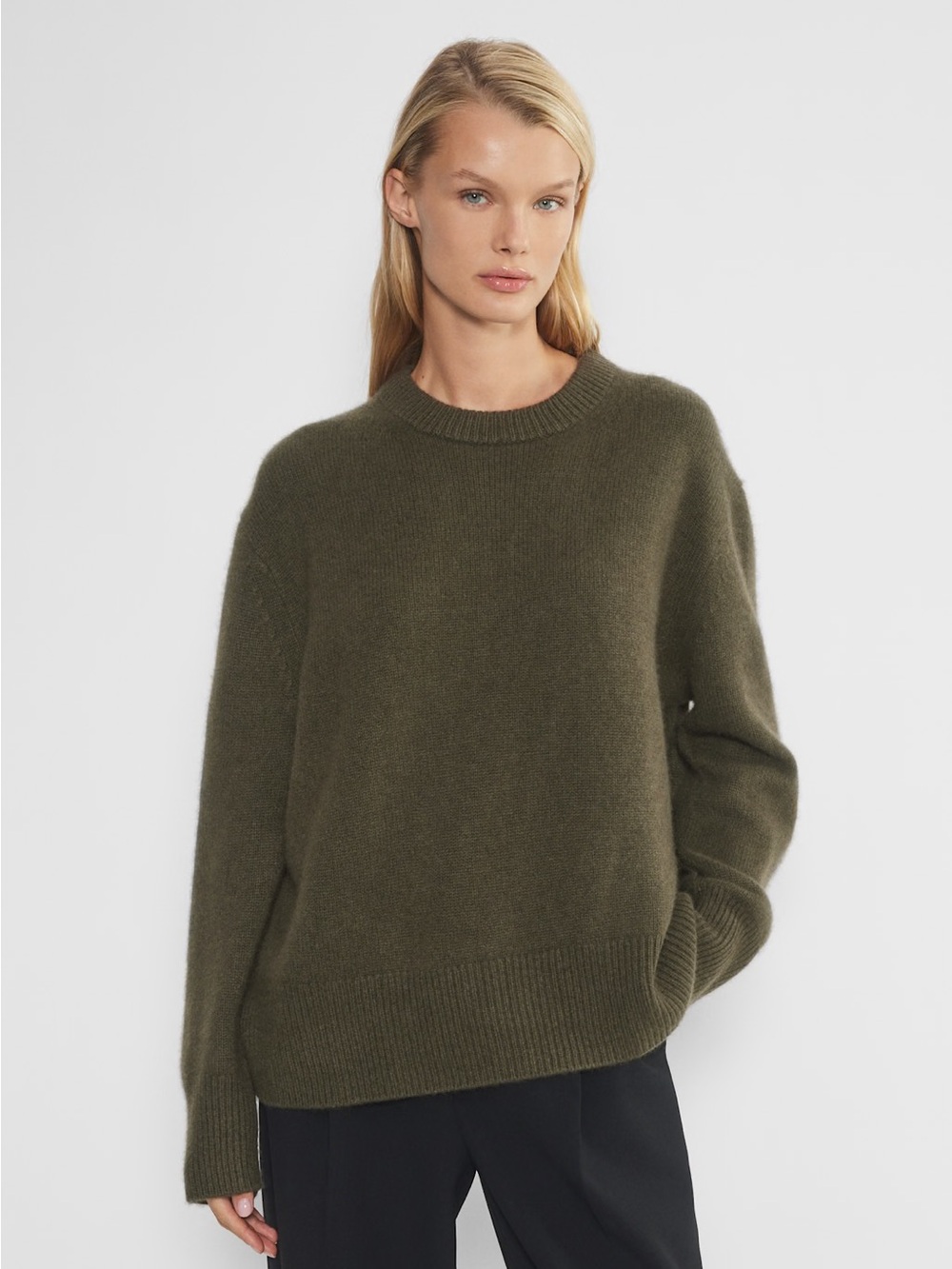 NWT - Aritzia Plush Cashmere Compile Sweater - Dark Olive - Size Medium